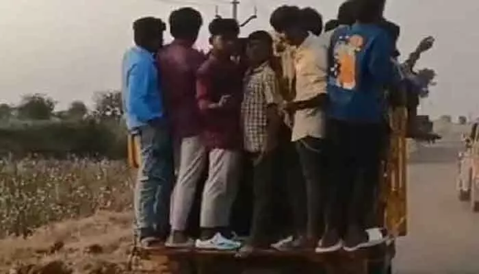 ప్రైవేట్ వాహనాలే దిక్కు.. బస్సు సౌకర్యం కల్పించండి సారు ప్రైవేట్ వాహనాలే దిక్కు.. బస్సు సౌకర్యం కల్పించండి సారు