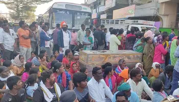 మహిళా మృతికి కారణమైన ట్రాక్టర్ డ్రైవర్ ను అరెస్ట్ చేయాలి మహిళా మృతికి కారణమైన ట్రాక్టర్ డ్రైవర్ ను అరెస్ట్ చేయాలి