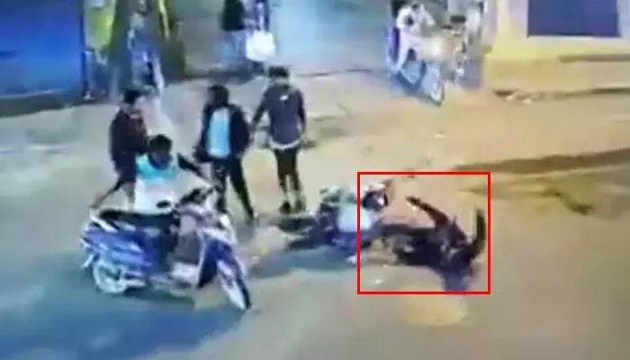 Viral: డెలివరీ బాయ్పై ఘోరంగా దాడి, హెల్మెట్తో గుండెపై కొట్టి.. వీడియో వైరల్ Viral: డెలివరీ బాయ్పై ఘోరంగా దాడి, హెల్మెట్తో గుండెపై కొట్టి.. వీడియో వైరల్