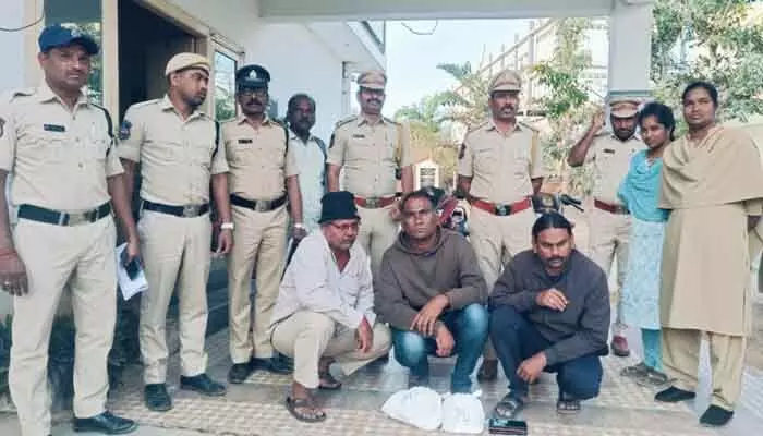 జడ్చర్ల లో నిషేధిత 240 గ్రాముల అల్ప్రా జోలం పట్టివేత జడ్చర్ల లో నిషేధిత 240 గ్రాముల అల్ప్రా జోలం పట్టివేత