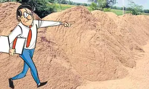 కలెక్టర్ల కంటే నేనే ఎక్కువ.. ఉమ్మడి అధికారి అహంకారం!