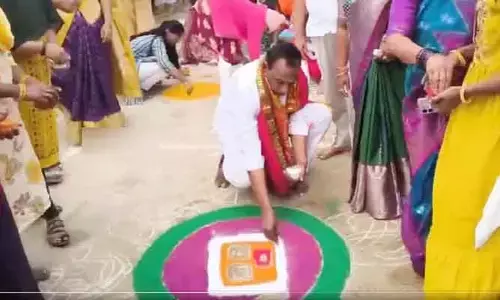 ముత్యమంతా పసుపు ముఖమెంతొ ఛాయ..! ముగ్గేసిన మాజీ మంత్రి మల్లారెడ్డి