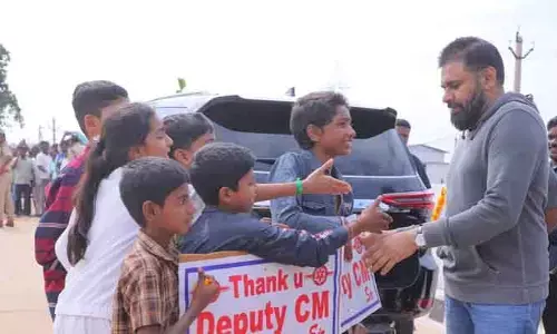థాంక్యూ సార్.. డిప్యూటీ సీఎంకు చిన్నారుల షేక్ హ్యాండ్