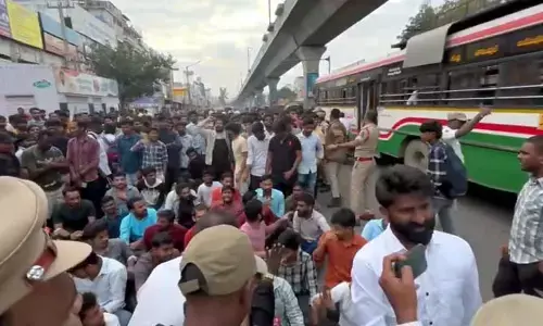 పండగ వేళ మరోసారి దిల్‍సుఖ్‍నగర్‌లో రోడెక్కిన నిరుద్యోగులు