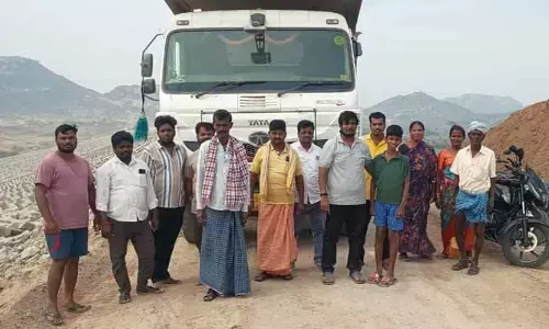 శివన్నగూడ ప్రాజెక్టు పనులు అడ్డుకున్న భూనిర్వాస్తులు