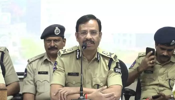 సంక్రాంతికి ఊరెళ్తున్నారా?.. నగర ప్రజలకు సీపీ సజ్జనార్ కీలక సూచనలు సంక్రాంతికి ఊరెళ్తున్నారా?.. నగర ప్రజలకు సీపీ సజ్జనార్ కీలక సూచనలు