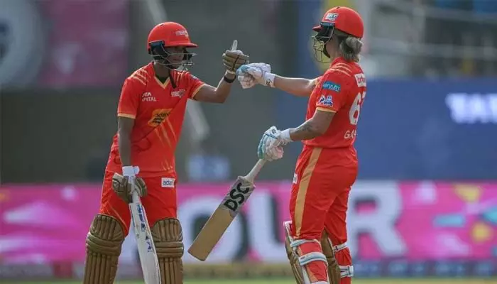 WPL 2026 : 207 రన్స్ కొట్టినా కష్టంగానే గెలిచిన గుజరాత్.. టెన్షన్ పెట్టిన యూపీ బ్యాటర్ లిచ్ఫీల్డ్ WPL 2026 : 207 రన్స్ కొట్టినా కష్టంగానే గెలిచిన గుజరాత్.. టెన్షన్ పెట్టిన యూపీ బ్యాటర్ లిచ్ఫీల్డ్