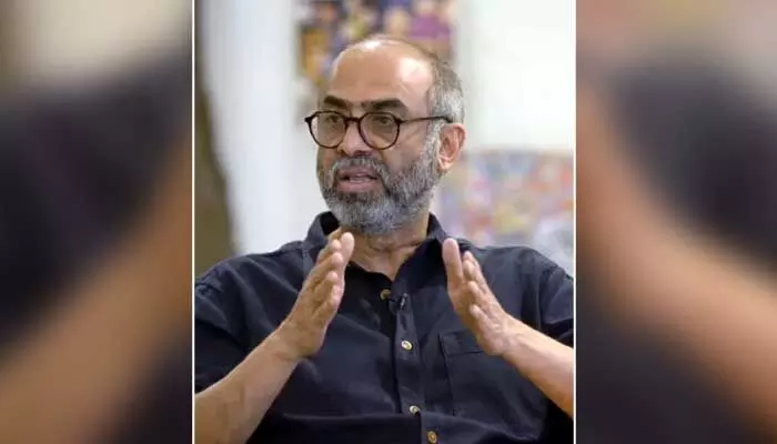 నడిరోడ్డు మీద కారు ఆపిన బడా సినీ నిర్మాత.. ఏమైందంటే? నడిరోడ్డు మీద కారు ఆపిన బడా సినీ నిర్మాత.. ఏమైందంటే?