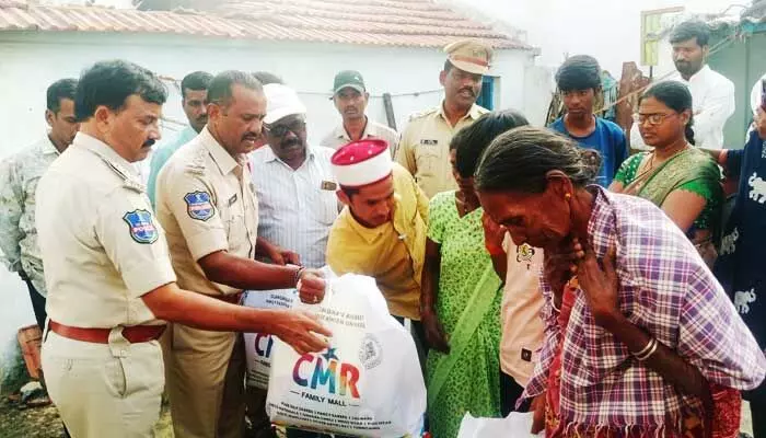 ఖాకీ గుండెల వెనక కారుణ్యం ఖాకీ గుండెల వెనక కారుణ్యం