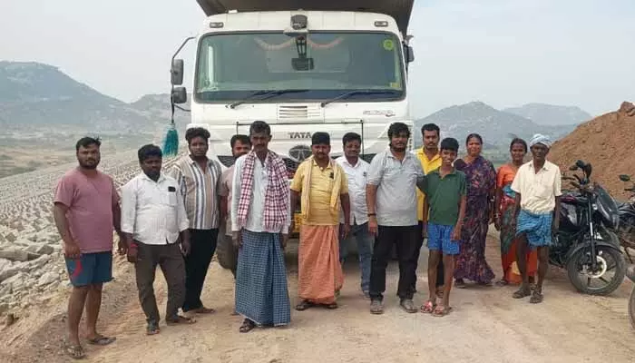 శివన్నగూడ ప్రాజెక్టు పనులు అడ్డుకున్న భూనిర్వాస్తులు శివన్నగూడ ప్రాజెక్టు పనులు అడ్డుకున్న భూనిర్వాస్తులు