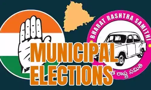 మున్సిపోల్స్కు కాంగ్రెస్, బీఆర్ఎస్ వ్యూహాలు.. సర్వేలపై ఉత్కంఠ