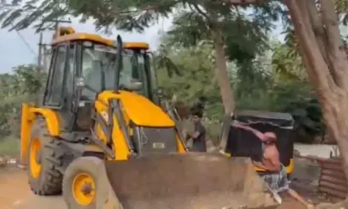 రెచ్చిపోయిన భూకబ్జాదారులు.. అధికారులపై దాడి