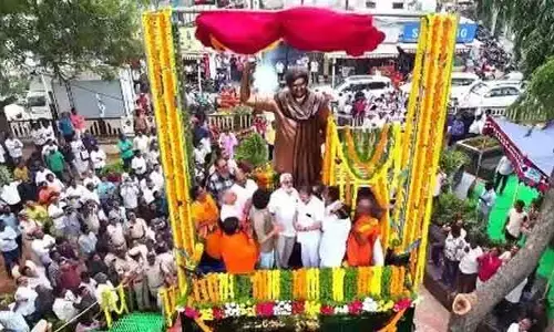 లెనిన్ సెంటరులో సూపర్‌స్టార్ కృష్ణ విగ్రహావిష్కరణ