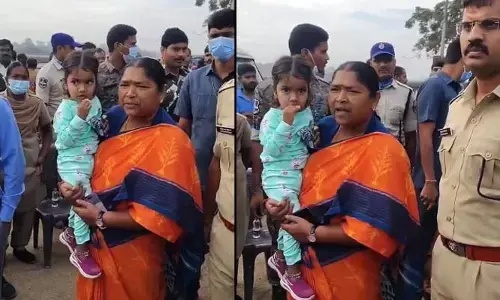 మేడారం జంపన్న వాగు వద్ద పాప మిస్సింగ్.. సురక్షితంగా చేరదీసిన మంత్రి సీతక్క