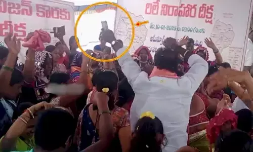 నిరాహార దీక్షలో ఇవేం పనులు రా బాబూ.. నెట్టింట వైరల్