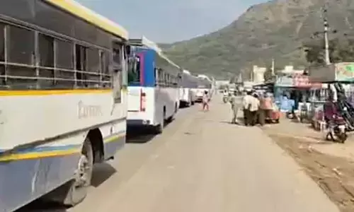 శ్రీశైలం ఘాట్ రోడ్డులో భారీగా ట్రాఫిక్ జామ్