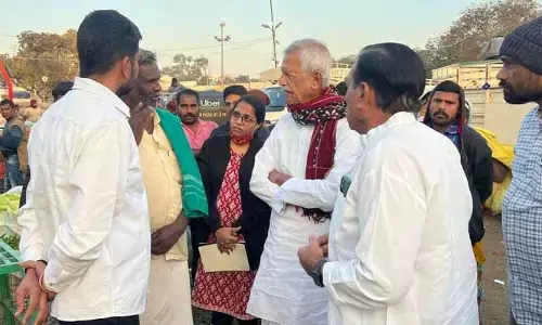 అక్రమార్కులకు అడ్డగా మారిన గుడి మల్కాపూర్ పూల మార్కెట్​