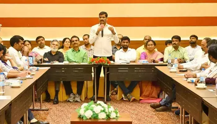 మహిళ అధికారులపై అభ్యంతర వ్యాఖ్యలు..రంగంలోకి  ప్రభుత్వ ఉద్యోగ సంఘాలు
