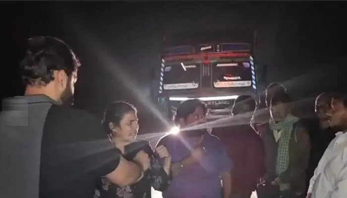 తెలంగాణ టూ చెన్నై.. భారీ గోవుల అక్రమ రవాణా గుట్టురట్టు.. ఆళ్లగడ్డలో 400 గోవులు సేఫ్! తెలంగాణ టూ చెన్నై.. భారీ గోవుల అక్రమ రవాణా గుట్టురట్టు.. ఆళ్లగడ్డలో 400 గోవులు సేఫ్!