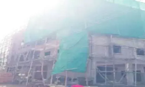 అడ్డగోలుగా అక్రమ నిర్మాణాలు
