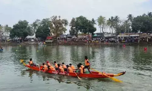 ఆత్రేయపురంలో అట్టహాసంగా పడవ పోటీలు