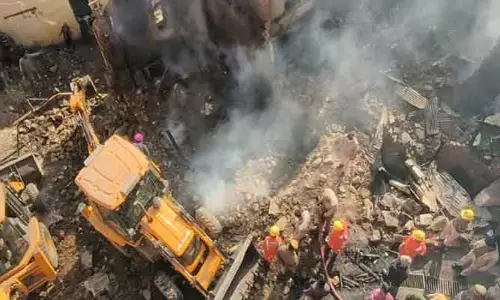 భారీ అగ్ని ప్రమాదం.. ఒకరు మృతి, 9 మంది గల్లంతు