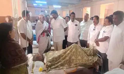 హత్యాయత్నానికి గురైన పూజారికి మాజీ ఎమ్మెల్యే పరామర్శ