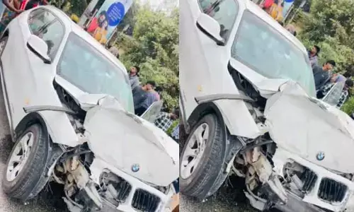 బీఎండబ్ల్యూ కారు బీభత్సం.. బైక్, ట్రాక్టర్‌ను ఢీకొట్టి...!