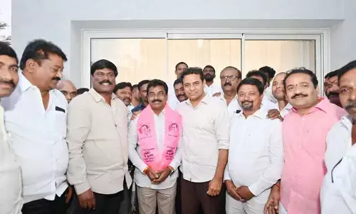 బీఆర్ఎస్‌లో చేరిన తక్కలపల్లి రవీందర్ రావు