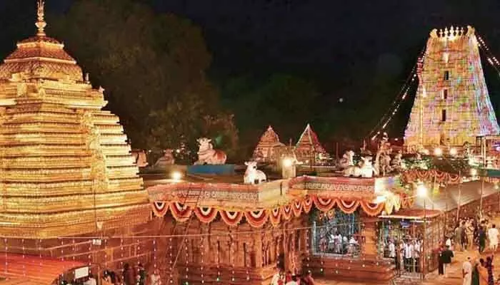 శ్రీశైలంలో మకర సంక్రాంతి బ్రహ్మోత్సవాలు షురూ.. కాసేపట్లో వైభవోపేతంగా ధ్వజారోహణ శ్రీశైలంలో మకర సంక్రాంతి బ్రహ్మోత్సవాలు షురూ.. కాసేపట్లో వైభవోపేతంగా ధ్వజారోహణ