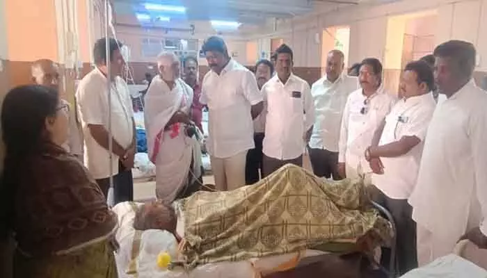 హత్యాయత్నానికి గురైన పూజారికి మాజీ ఎమ్మెల్యే పరామర్శ హత్యాయత్నానికి గురైన పూజారికి మాజీ ఎమ్మెల్యే పరామర్శ
