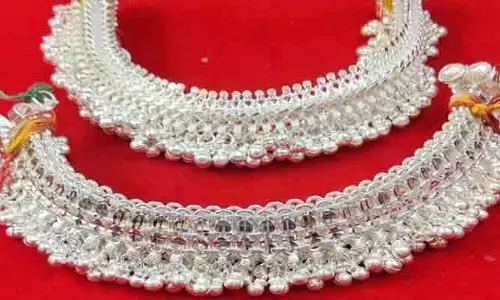 తారాజువ్వలా దూసుకెళ్తున్న వెండి.. పట్టీలు కొనాలన్నా భారమేనా?