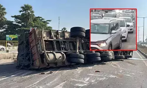 ట్రాఫిక్‌లో చిక్కుకున్న సంక్రాంతి ప్రయాణికులు