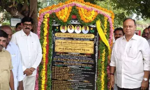 రాష్ట్రానికి రాజధాని అవసరం లేదన్న జగన్.. ప్యాలెస్ లు కట్టుకున్నారు
