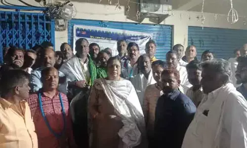 ఆమరణ దీక్ష విరమించిన చేనేత కార్మికులు