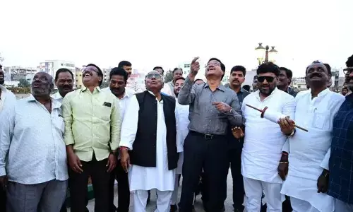 బతుకమ్మ కుంటలో ఎగిరిన పతంగి