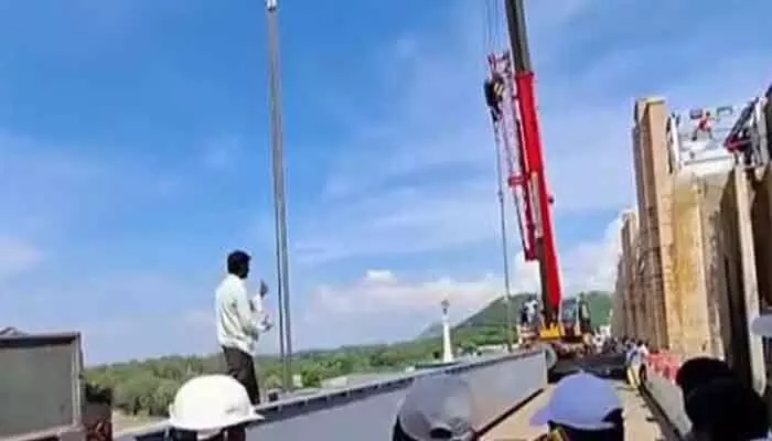 తుంగభద్ర డ్యామ్ కొత్త గేట్ల ట్రయన్ రన్ విజయవంతం తుంగభద్ర డ్యామ్ కొత్త గేట్ల ట్రయన్ రన్ విజయవంతం