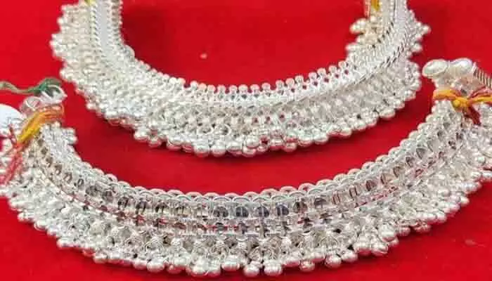 తారాజువ్వలా దూసుకెళ్తున్న వెండి.. పట్టీలు కొనాలన్నా భారమేనా? తారాజువ్వలా దూసుకెళ్తున్న వెండి.. పట్టీలు కొనాలన్నా భారమేనా?