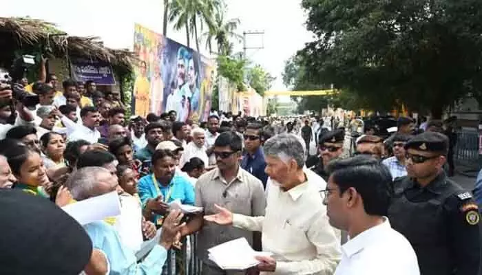 నారావారిపల్లెకు చేరుకున్న సీఎం చంద్రబాబు నాయుడు నారావారిపల్లెకు చేరుకున్న సీఎం చంద్రబాబు నాయుడు