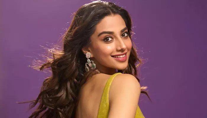 కాబోయే భర్త విషయంలో నో కాంప్రమైజ్.. చర్చనీయాంశంగా మారిన మీనాక్షి చౌదరి కామెంట్స్ కాబోయే భర్త విషయంలో నో కాంప్రమైజ్.. చర్చనీయాంశంగా మారిన మీనాక్షి చౌదరి కామెంట్స్