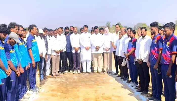యువత క్రీడా స్ఫూర్తితో ఆటలాడి గెలవాలి : సర్పంచ్ మట్ట యాదమ్మ వెంకటయ్య గౌడ్ యువత క్రీడా స్ఫూర్తితో ఆటలాడి గెలవాలి : సర్పంచ్ మట్ట యాదమ్మ వెంకటయ్య గౌడ్