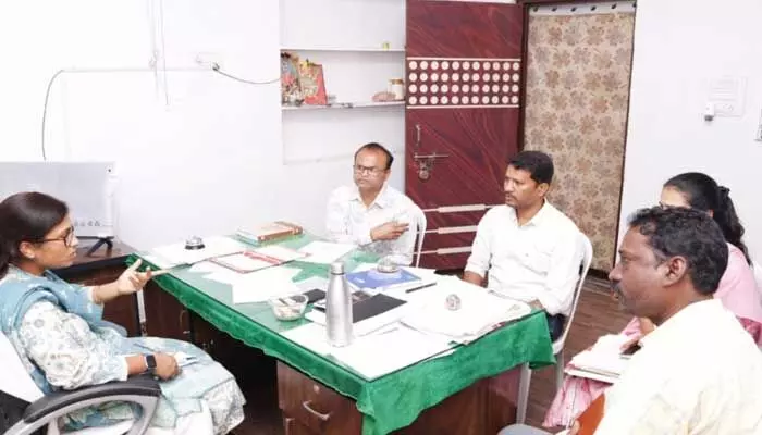 మక్తల్ మున్సిపాలిటీని కలెక్టర్ ఆకస్మిక తనిఖీ మక్తల్ మున్సిపాలిటీని కలెక్టర్ ఆకస్మిక తనిఖీ