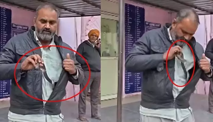 VIRAL: వామ్మో.. కాటేసిన పాముతో ఆసుపత్రికి వచ్చిన వ్యక్తి.. ఒక్కసారిగా హడలిపోయిన డాక్టర్లు VIRAL: వామ్మో.. కాటేసిన పాముతో ఆసుపత్రికి వచ్చిన వ్యక్తి.. ఒక్కసారిగా హడలిపోయిన డాక్టర్లు