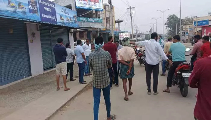 నేరేడుచర్లలో రెండు వైన్ షాపుల్లో చోరీ నేరేడుచర్లలో రెండు వైన్ షాపుల్లో చోరీ