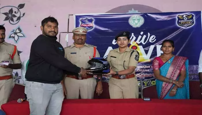 సేఫ్టీ ప్రికాషన్స్ తీసుకొని డ్రైవ్ చేయాలి సేఫ్టీ ప్రికాషన్స్ తీసుకొని డ్రైవ్ చేయాలి