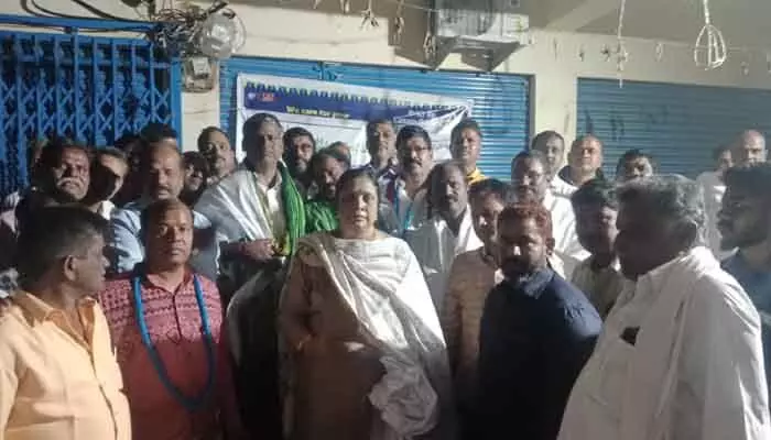 ఆమరణ దీక్ష విరమించిన చేనేత కార్మికులు ఆమరణ దీక్ష విరమించిన చేనేత కార్మికులు