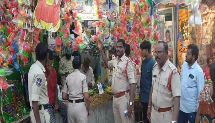 చైనా మాంజా ను అమ్మినా, వాడినా కఠిన చర్యలే : ఎస్ఐ శీనయ్య చైనా మాంజా ను అమ్మినా, వాడినా కఠిన చర్యలే : ఎస్ఐ శీనయ్య