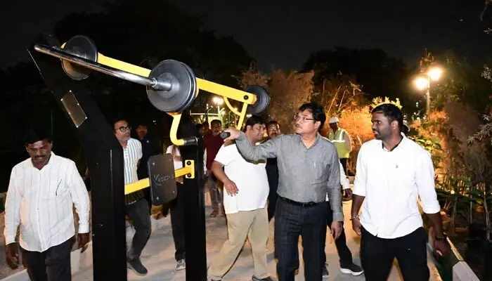 HYD: వ్యాయామ పరికరాలతో పాతబస్తీ చెరువు.. పండగ తర్వాత ప్రారంభానికి సిద్ధం HYD: వ్యాయామ పరికరాలతో పాతబస్తీ చెరువు.. పండగ తర్వాత ప్రారంభానికి సిద్ధం