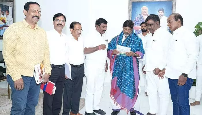 డిఫ్యూటీ సీఎం భట్టి విక్రమార్కతో 1104 విద్యుత్ యూనియన్ నాయకుల భేటీ డిఫ్యూటీ సీఎం భట్టి విక్రమార్కతో 1104 విద్యుత్ యూనియన్ నాయకుల భేటీ
