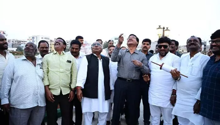 బతుకమ్మ కుంటలో ఎగిరిన పతంగి బతుకమ్మ కుంటలో ఎగిరిన పతంగి